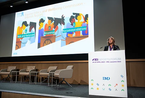 Natalie Waran esitteli Eettisyyden ja hyvinvoinnin työryhmän väliaikaisraportin kansainvälisen urheilufoorumin kokousyleisölle.