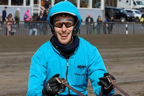 Tubettaja Roni Bäck, 29, vieraili muiden Toimistopoikien kanssa Forssan Pilvenmäellä, jossa Youtube-tähdet pääsivät ajamaan ponilähdön.