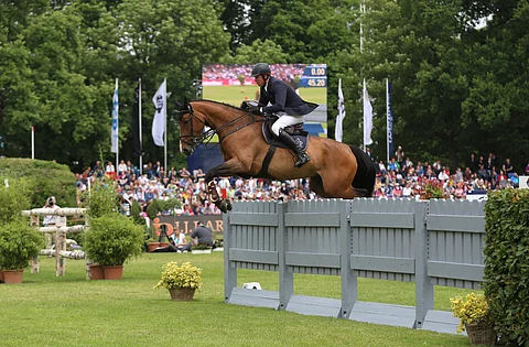 Mikko Piirala ja Cayenne derbyesteillä vuonna 2019. Silloin he eivät jatkaneet finaaliin, koska Piirala arvioi hevosen liian kokemattomaksi.  Tämä este on nimeltään "Palisade" ja se on numero 5.  Palisadelta laukataan Grosse wall-banketille.