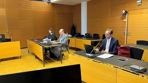 Hevosopisto valittaa, mutta jatkuuko tapaus 'Hevosopisto vastaan Pauliina Mansikkamäki' Helsingin hovioikeudessa, selviää, kun hovioikeus asiasta päättää. Kuvassa palkkasaataviaan hakenut Pauliina Mansikkamäki ja asianajajat Jarkko Pehkonen ja Jussi Kalliala toukokuussa Helsingin käräjäoikeudessa, jonka yksimielisessä ratkaisussa oppilaitos lopulta tuomittiin korvauksiin.