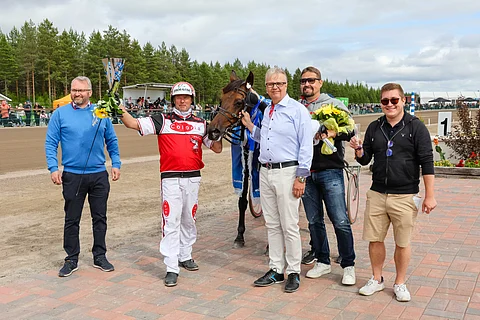 Hierro Bokon omistajat, vasemmalta Jyrki Viitala, Hannu Korpi, Ari Mäenpää, Eero Salokangas ja Toni Sarkama, ovat lennokasta porukkaa.
