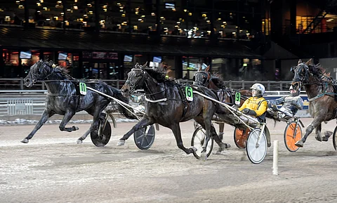 Ponssen keltaiset ajovärit kärjessä maaliin saakka. Magnus A Djusen ohjastama Global Classified voittaa Solvallaserien 650 -karsinnan huhtikuun alussa