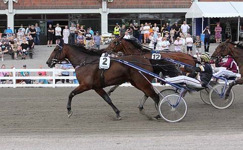 Charlene Halm teki sinnikkään keulasuorituksen ja voitti ennen vahvasti kirinyttä Quite So Yankya (12).