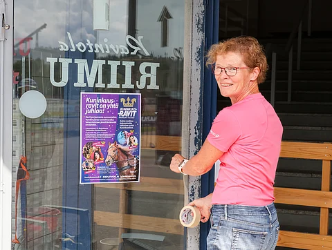 Anu Suokas maalaa ovenpieliä katsomon luona.