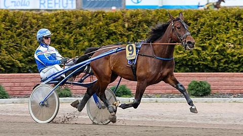 Stonecapes Unity starttaa Martti Keskisen ajajamestaruuden osalähdössä Kaisa Mikkolan ohjatamana. Kuvassa ajaa Esa Holopainen.