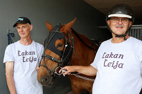 Lakan Leija on Tuomaalan veljesten silmäterä. Mikko Tuomaala (vas.) omistaa, Erkki Tuomaala (oik.) valmentaa.