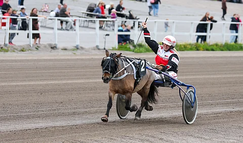 Smedens My Donnan esityksen upeus sai Oona Tastulan häkellyksiin.
