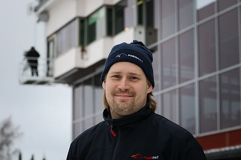 Jesse Laaksonen vetää Porin ravirataa.