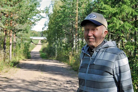 Timo Värri hiittisuoran päässä, siltaa pitkin menee E18-moottoritie.