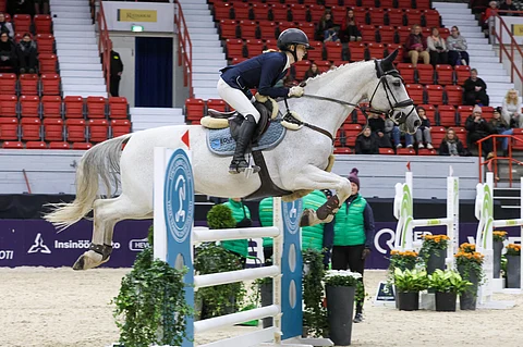 Mandi Kovalainen aloitti väkevästi Pohjola Small Grand Prix'n superfinaalissa hevosellaan Important.