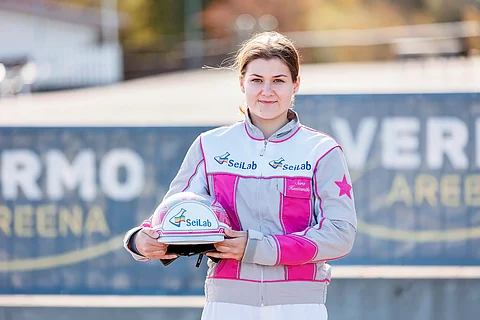 Sara Hautamäki johtaa finaalia avauspäivän jälkeen.