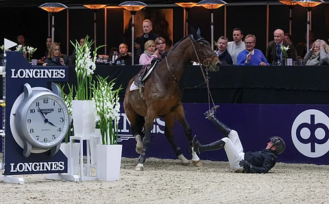 Aloittelijat putoavat helposti, mutta eivät huiputkaan säästy. Shane Breen putosi hevosensa selästä Horse Show'ssa.