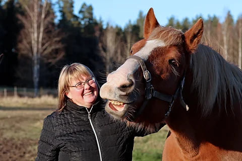 Päivi Kuusisto ja tamma Hereditas, jonka nimi tarkoittaa perintöä.