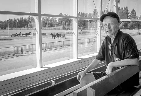 Pilvenmäen vanha katsomo on Turkka Malille tuttu, hän työskenteli siellä nuorena miehenä totomyyjänä.