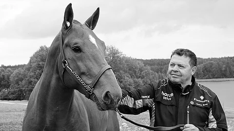 Ravikuningas Vitter huipensi Jalmari Svartin hevosmiesuran.