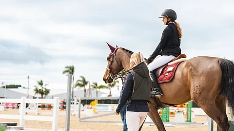 Erika Hanhisuanto ja lapsiratsastajien EM-kisoihin tähtäävä ukrainalainen Kate Zahlkovska.