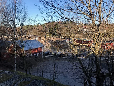 Entisen Etelä-Espoon ratsastuskoulun alueelle, niin kutsutulle Tiistilän tallitontille, on suunnitteilla mittavaa hevosurheilu- ja virkistystoimintaa. Kuva on vuodelta 2020, jolloin toiminta vanhoissa ratsastuskoulun rakennuksissa oli jo loppunut.