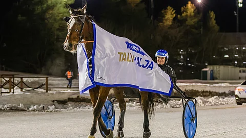 Viime keväänä Payetille suunniteltu lyhyt huoltotauko venyi 5,5 kuukauden mittaiseksi hevosen potkaistua jalkansa putkiaitaan. Valmentaja Juha Utalan mukaan hänen puolisonsa Sanna oli tauon aikana tehnyt suuren työn hevosen peruskunnon parantamiseksi. Tuo treenijakso kantaa nyt hedelmää.