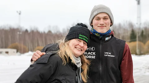 Äiti Ann-Kristin Nyberg pitää täysihoitotallia Sipoossa ja on Suomen Poniraviyhdistys ry:n aktiivi. Poika Emil Havulehto työskentelee hevosenhoitajana Pekka Korven tallilla.