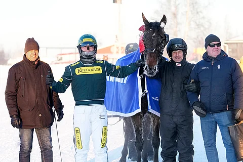 Kaj Timgrenin valmentama Tim Jerry voitti helmikuussa Seinäjoen Toto75-kierroksella Hannu Torvisen ajamana. Sunnuntaina valjakko hakee voittoa STL-pronssidivisioonan karsinnasta Vermosta. Toto75-peliaika päättyy avauskohteen, ravien 6. lähdön startatessa klo 16.00.