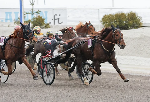 Issakan Valo juuttui kolmannelle radalle, mutta se jyräsi silti ykköseksi.