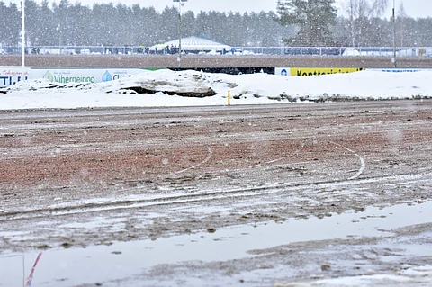 Kaustisella 75-ravien olosuhteet ovat raskaat ja ravien jatkuminen vaarassa.