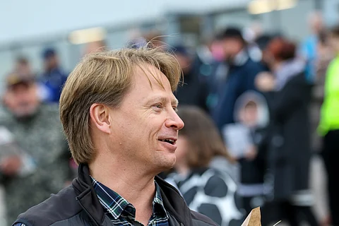 "Haluttiin ostaa varsa hyvin menneen yhteistyön kunniaksi”, Juha Vidgrén perustelee hankintaa Mattias Djusen talliin.