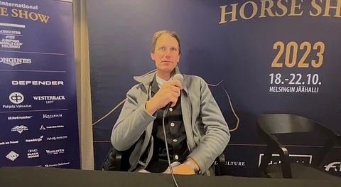 FEI:n linjaus vaikuttaa vielä epäselvältä, mutta ilmeisesti tarkoituksena on, että ainoastaan lajiliitot ja FEI:n oma tv-yhtiö saavat  ottaa videoita esimerkiksi 
maailmancup-kisojen pressitilaisuuksista.  Stillkuva videosta, jossa Hevosurheilu Ratsastus haastatteli Kevin Stautia lokakuussa Jäähallissa.