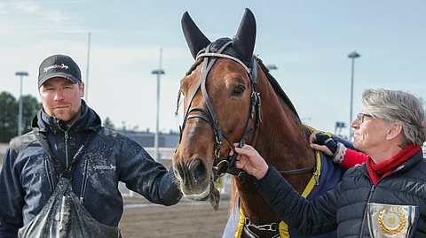 Issakan Valo, valmentaja Antti Tupamäki ja omistaja Ahti Ruoppila lähtevät Solvallan Elitkampeniin.