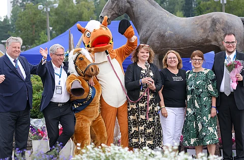 Pekka Kaikkonen (vas.) ja Arto Hytönen saivat tuulettaa myös Kouvolan kuninkuusravivuoden tulosta.