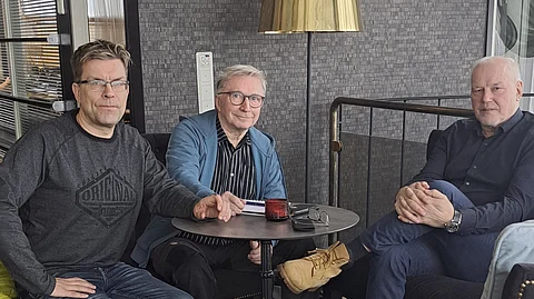 Tornion raviradan historia sisältää myös menestyneiden torniolaisten raviurheilijoiden tarinoita. Erkki Taskila ja Markus Keskimaunu jututtavat Timo Nurmosta.