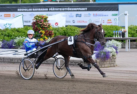 Kylmäveriruuna Spang Stövern rattaillaan Jyrki Tammimetsä.