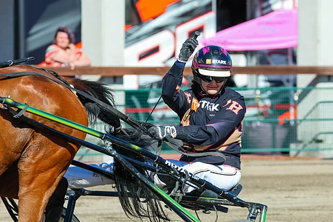 Oona Halme voi perjantaina päästä voitonmakuun ohjastajana.