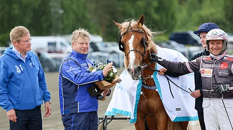 Ossi Nurmonen valmentaa ja Antti Teivainen ohjasti H.V. Tuuria.