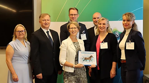 Kuvassa vasemmalta oikealle Minna Mäenpää ja Antti Lehtisalo (Suomen Hippos), ministeri Sari Essayah, Matti Rehula (Suomenhevosliitto), Jukka Koivisto (SRL), Tuula Pihkala (Suomenhevosliitto), Heli Kivimäki-Manner (edustaen Suomen Ratsut ry)