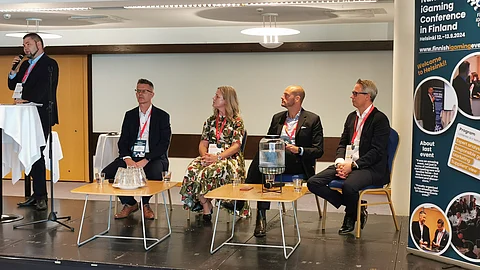 Antti Koivula Legal Gaming Oy:stä johti ravipeleihin keskittynyttä paneelikeskustelua. Kysymykset suuntautuivat Jari Vähäselle, Helena Hallmanille, Mikael Bäckelle ja Carl Fredrik Stenströmille.