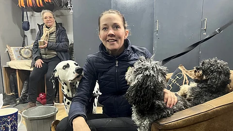 Haastattelupäivänä on meneillään auton pakkaus, sillä ohjelmassa on kürin harjoittelua lähitallilla hevosten kanssa. Mikaela ja Susie Soratie kotitallillaan.