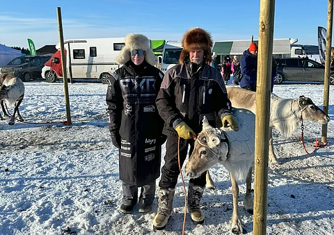 Matti Konttaniemi (oik.) on harrastanut porokilpailuja yli 50 vuotta. Kuvassa myös Eemil Sarajärvi ja viime kevään porokuningas Kultala.