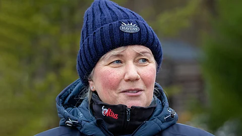 Mirka Lehtinen viettää merkkipäiväänsä ystävänsä kanssa kotimaan maisemissa lomaillen.