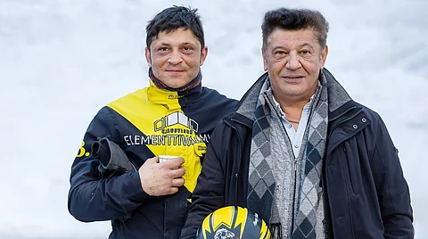 Henri Bollström kuuluu Suomen eturivin raviohjastajiin. Hänen isänsä Rainer Bollström on pitkän uran tehnyt tunnettu iskelmälaulaja.