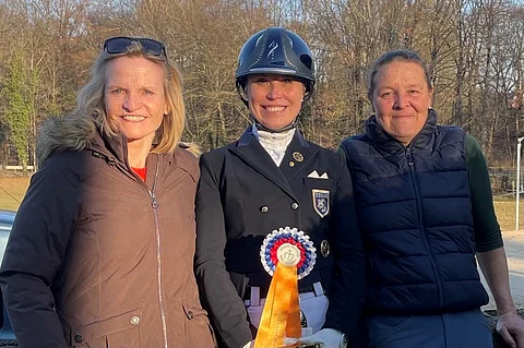 Voittoisina kisapaikalla Slovakian Motesicessa. Vasemmalta hevosen omistaja Ingrid Pretsch, Stegars ja hevosenhoitaja Magdalena Moser.