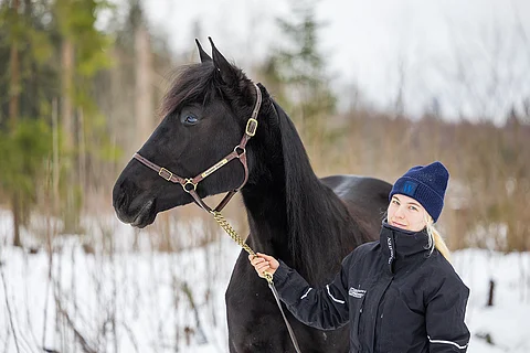 Caruso on yksi Christa Packalénin kuudesta kolmevuotiaasta. Ruunaa esittää Iida Valkonen.