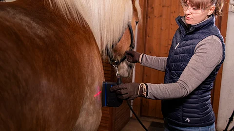 Desinfiointia UVC:lla. Punainen valo on vain merkkivalo, UVC on ihmissilmälle näkymätöntä.