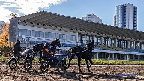 Kiovan Hippodromin alueella asustaa yli 300 hevosta. Sen raviradan katsomo on rakennettu vuonna 1969.