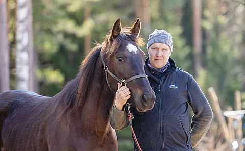 Jouni Hillbom on yllättynyt, kuinka paljon Molly Jo Poofissa on vauhtia. "Emä oli tosi iso, tämä jäi onneksi vähän pienemmäksi", Hillbom sanoo.