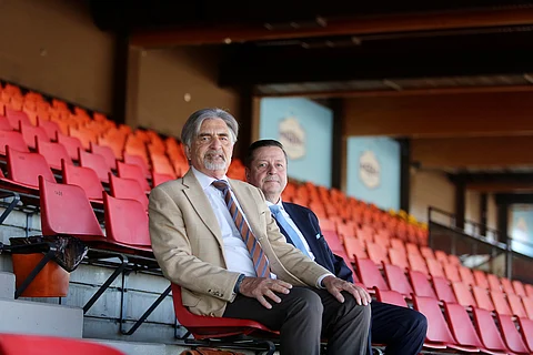 Fred Sundwall ja Pertti Koskenniemi ovat innoissaan Vermon tulevaisuuden visioista. He näkevät, että tyhjä ravikatsomo pitää saada täyteen.