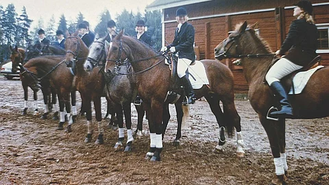 Vuonna 1985 Riitta Holopainen alkoi pitää ratsastuskoulua Hyvinkäällä. Hevoset Conversana Desiree, Jet, Dingo,Topic , Galantus, Bassana, Rossette ja Darbanga