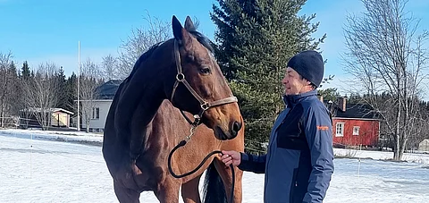 Kyösti Ylivallolle oli jo etukäteen selvää, että Tirri tulee kilpauran jälkeen kotitilalle viettämään eläkepäiviä.