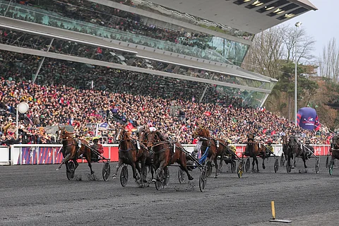 Kuten kuva kertoo, olivat Finntackin Yankee-kärryt suosittuja Prix d’Amériquessa. Menestystäkin niillä tuli. Voittaneen Idao de Tillardin ohjastaja Clément Duvaldestin tuulettaa ykkössijaa.
