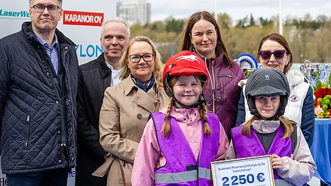 SPRY sai lahjoituksen Suomen Hevosurheilulehti Oy:ltä. Irina Keinästä ja poniraviurheilijoita onnittelemassa Hevosurheilun päätoimittaja Jari-Pekka Rättyä ja lehtiyhtiön hallituksesta Tapio Moisio, Minna Mäenpää sekä Marjo Kaipainen.